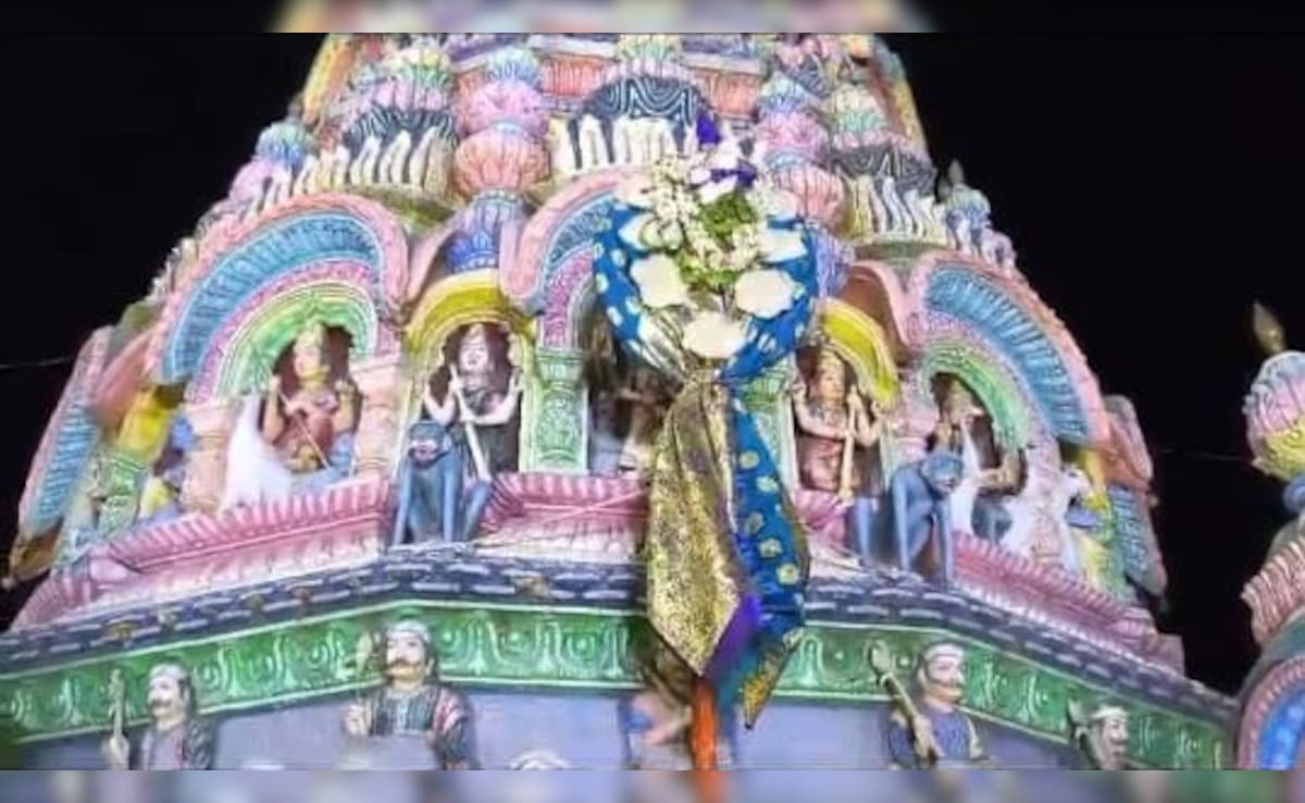 तुळजाभवानी मंदीराच्या कळसावर गुढी उभारण्यात आली 