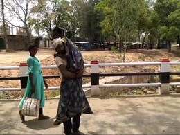 Video : आदिवासी युवक को नहीं मिली एंबुलेंस तो बीवी को कंधे पर लादकर पहुंचा अस्पताल