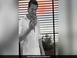 VIDEO: मन्नत के बाहर लगी फैन्स की भीड़, शाहरुख खान ने फैन्स को यूं दी ईद की मुबारकबाद VIDEO: मन्नत के बाहर लगी फैन्स की भीड़, शाहरुख खान ने फैन्स को यूं दी ईद की मुबारकबाद