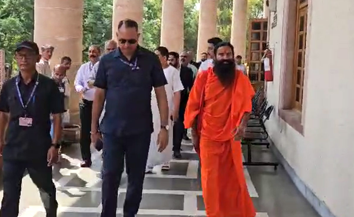 बड़े साइज़ में विज्ञापन छपवाकर माफ़ी मांगें : रामदेव और बालकृष्ण से सुप्रीम कोर्ट