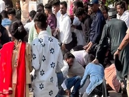 कोई गिरा जमीन पर, किसी की छूटी चप्पल, किसी को पड़े पुलिस के डंडे, आज ऐसा था सलमान खान के घर के बाहर का हाल कोई गिरा जमीन पर, किसी की छूटी चप्पल, किसी को पड़े पुलिस के डंडे, आज ऐसा था सलमान खान के घर के बाहर का हाल