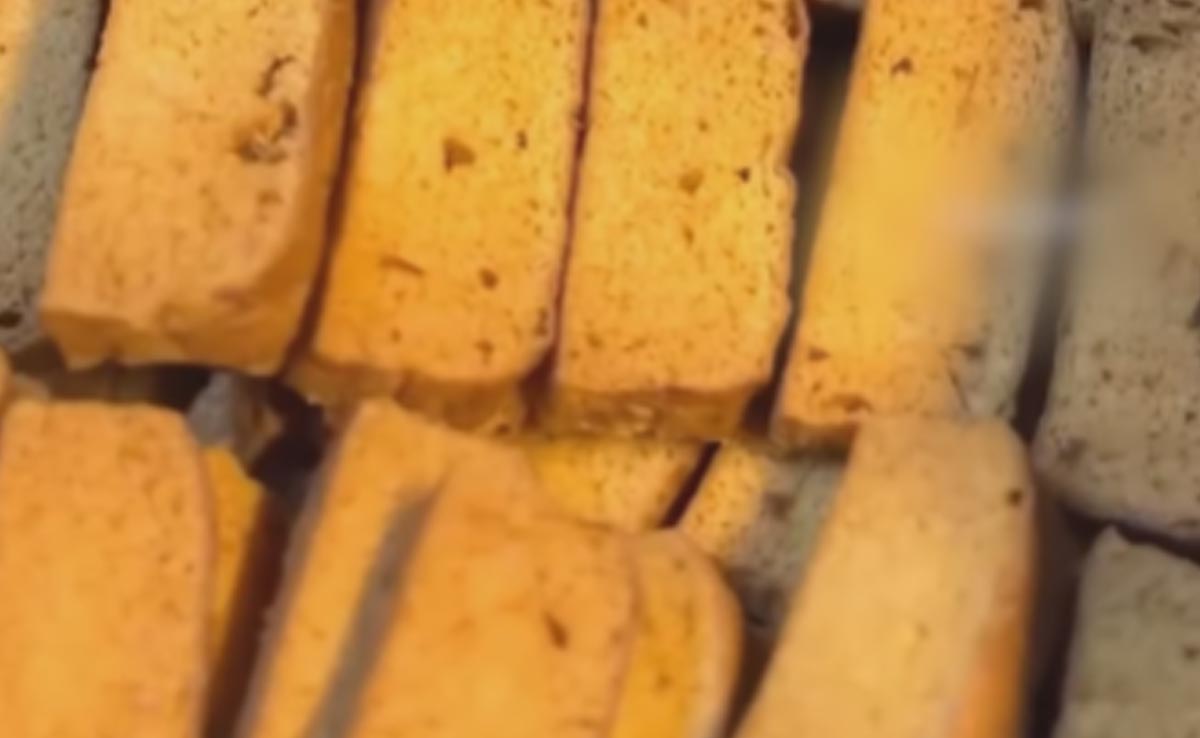 क्या आप भी चाय के साथ स्वाद से खाते हैं रस्क? एक्सपर्ट ने बताया रस्क बिस्कुट के बारे में चौंकाने वाला सच