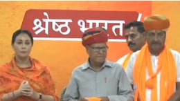 Lok Sabha Elections 2024: राजस्थान में कांग्रेस को बड़ा झटका, गहलोत के करीबी संग इन नेताओं को दिया कुमारी ने ज्वाइन कराई BJP