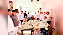3 युवक 4 पीठू बैग में भरकर ले जा रहे थे 1.54 करोड़ रुपए, पुलिस ने बस रुकवा कर जब्त किया कैश, जांच जारी