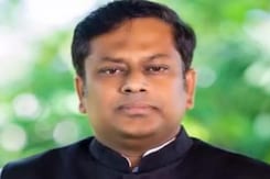 BJP के प्रदेश अध्यक्ष Sukanta Majumdar के बूथ पर पहुंचने पर हंगामा BJP के प्रदेश अध्यक्ष Sukanta Majumdar के बूथ पर पहुंचने पर हंगामा