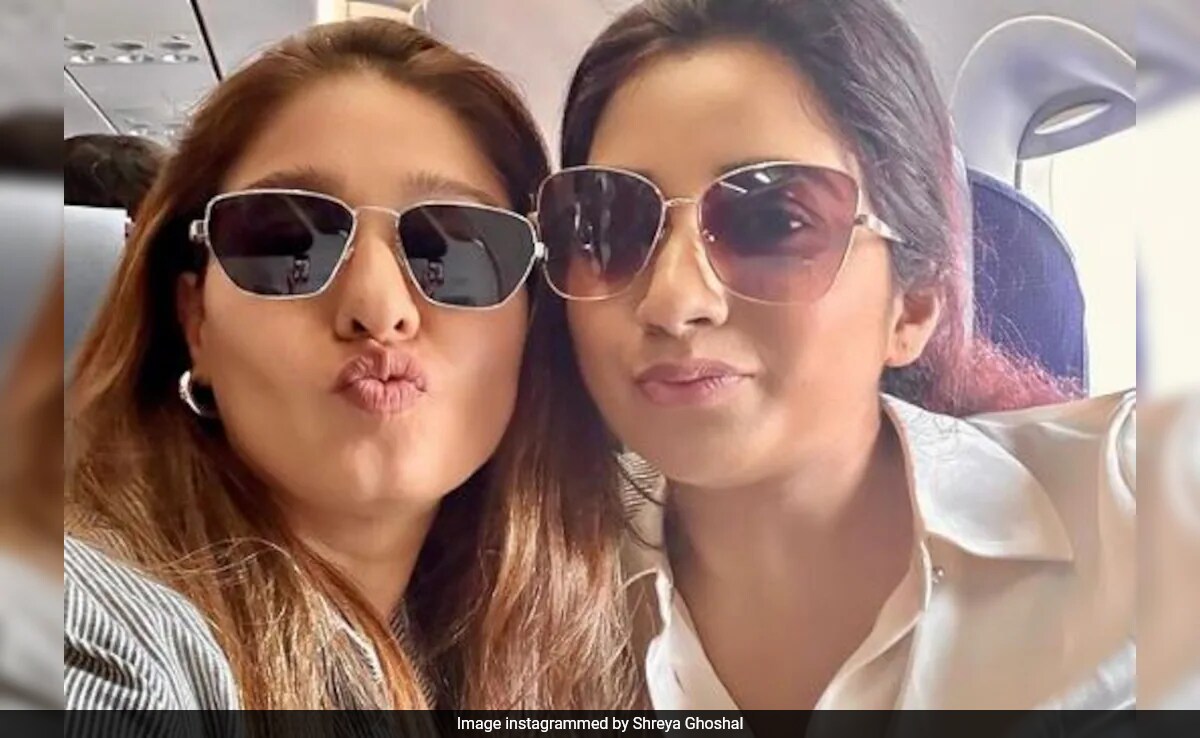 Shreya Ghoshal And Sunidhi Chauhan "Break The Internet." The Comments Explode
