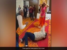 महिला कर रही थी नागिन डांस, तभी दो अंकल नाग बनकर ज़मीन पर लोटने लगे, आगे जो हुआ, Video वायरल हो गया महिला कर रही थी नागिन डांस, तभी दो अंकल नाग बनकर ज़मीन पर लोटने लगे, आगे जो हुआ, Video वायरल हो गया