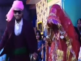 दुल्हन को इम्प्रेस करने के चक्कर में दूल्हे की लुट गई इज्जत, तुम ही हो गाने पर किया ऐसा डांस लोग बोले- मौत मिले ऐसा पति ना मिले दुल्हन को इम्प्रेस करने के चक्कर में दूल्हे की लुट गई इज्जत, तुम ही हो गाने पर किया ऐसा डांस लोग बोले- मौत मिले ऐसा पति ना मिले