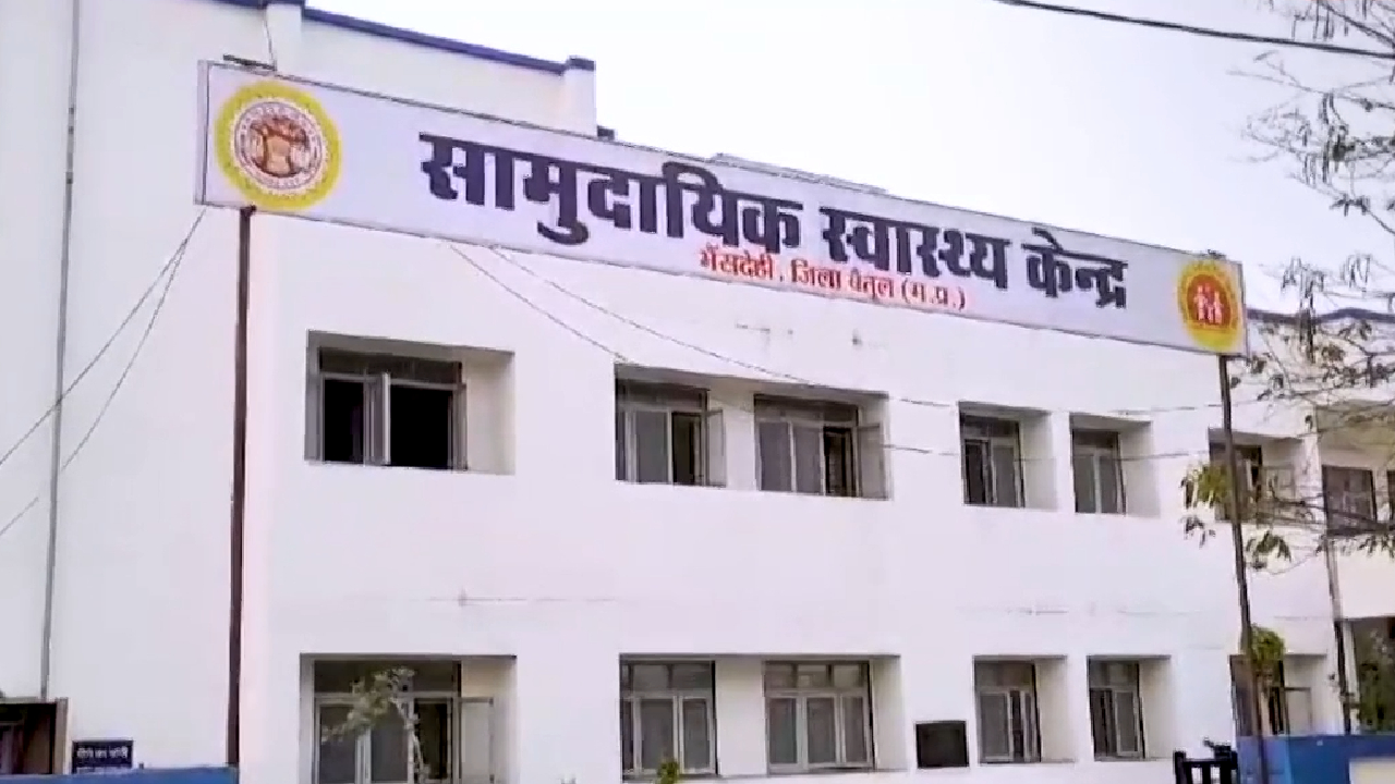 Madhya Pradesh News: Betul के सरकारी अस्पताल में Security Guard कर रहे हैं मरीजों का इलाज