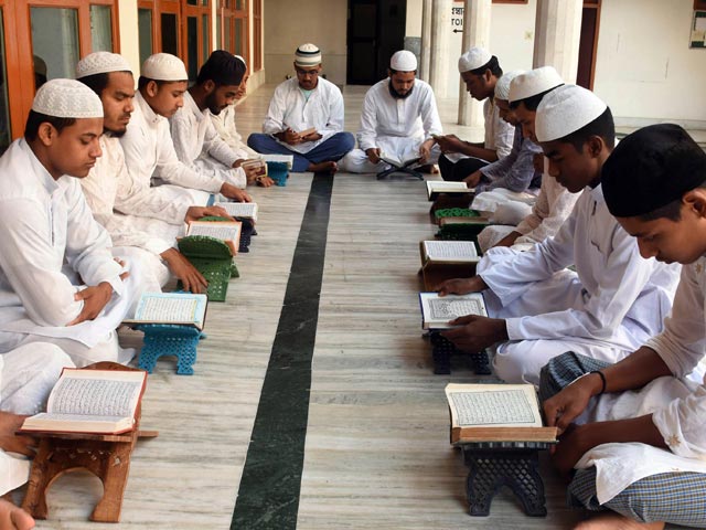 मदरसों में हिंदू छात्रों को कुरान पढ़ाने का विवाद, धर्मांतरण के आरोप पर मानवाधिकार आयोग ने लिया संज्ञान