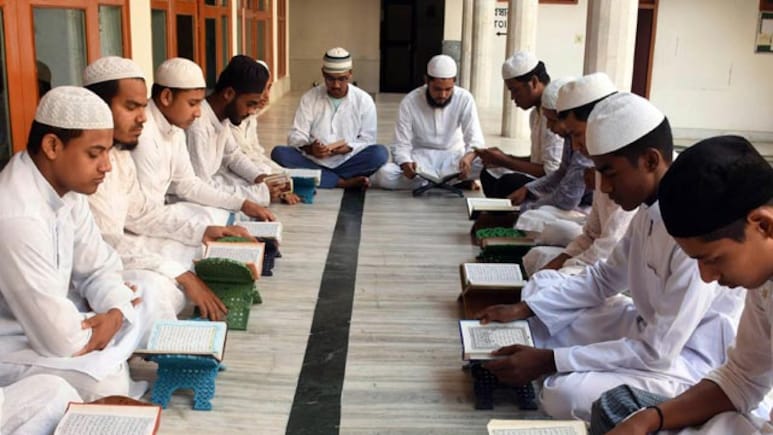 मदरसों में हिंदू छात्रों को कुरान पढ़ाने का विवाद, धर्मांतरण के आरोप पर मानवाधिकार आयोग ने लिया संज्ञान