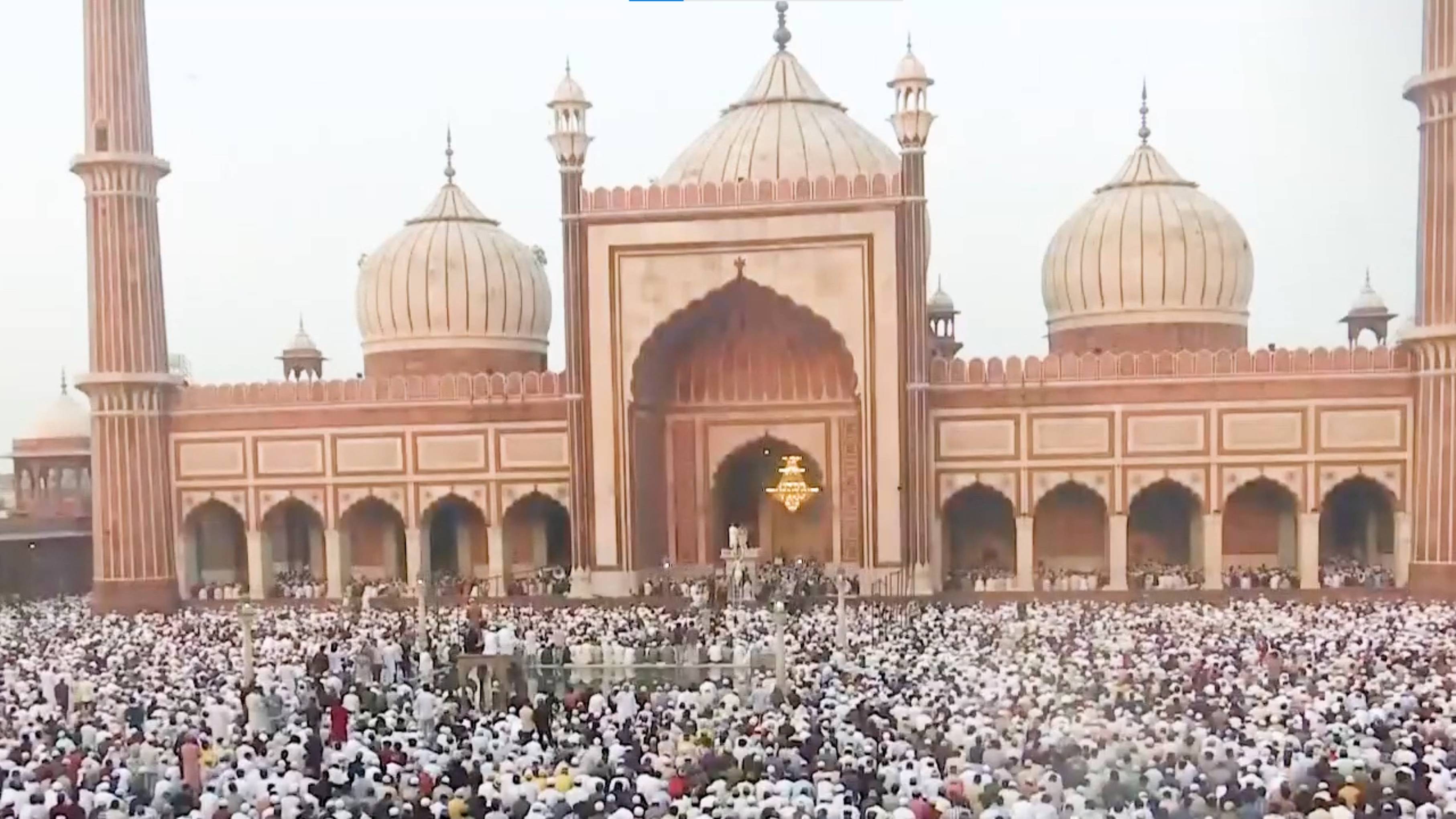 देशभर में धूम-धाम से मनाई जा रही ईद, लोगों ने नमाज अद कर लोगों को दी बधाई