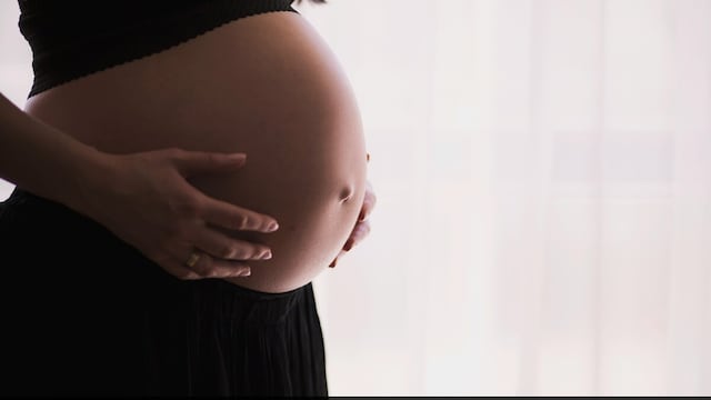 A healthy diet supports the growth and development of the baby