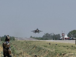 उन्नाव: लखनऊ-आगरा एक्सप्रेस वे पर लड़ाकू विमानों ने किया टच डाउन उन्नाव: लखनऊ-आगरा एक्सप्रेस वे पर लड़ाकू विमानों ने किया टच डाउन