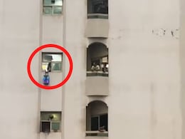 दुबई में भारी बारिश के बीच इस शख्स ने लिए मजे, बॉलीवुड गानों पर इस अंदाज में किया खिड़की से बाहर धमाल दुबई में भारी बारिश के बीच इस शख्स ने लिए मजे, बॉलीवुड गानों पर इस अंदाज में किया खिड़की से बाहर धमाल