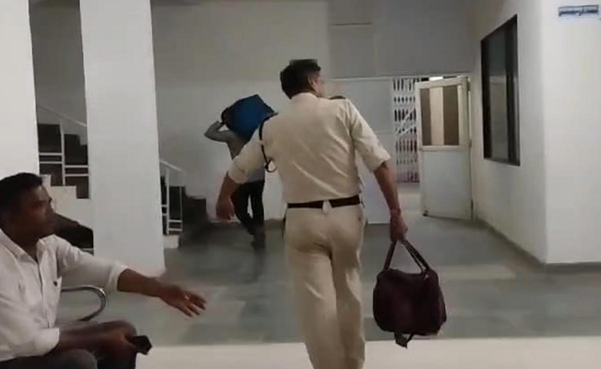 Rewa में IPL मैचों में लग रहा था करोड़ों का सट्टा, छापे में बरामद हुई इतनी रकम कि कई सूटकेस में भरकर ले गई पुलिस