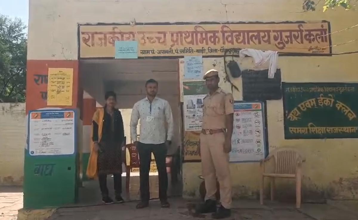Rajasthan Politics: 'सड़क नहीं तो वोट नहीं', धौलपुर के गांव में कच्चे रास्ते से परेशान ग्रामीणों ने किया मतदान का बहिष्कार