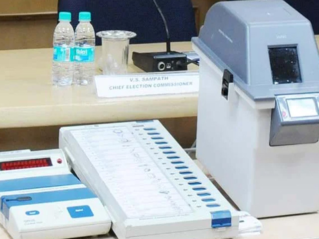 महाराष्ट्र : सरकारी कर्मचारी ने वाट्सएप स्टेटस में उठाए EVM पर सवाल, विभाग ने किया निलंबित