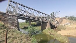 Morena Railway Bridge Collapse: मुरैना में बड़ा हादसा, रेलवे पुल गिरने से आधा दर्जन मजदूर घायल