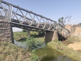 Morena Railway Bridge Collapse: मुरैना में बड़ा हादसा, रेलवे पुल गिरने से आधा दर्जन मजदूर घायल