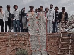 Viral News: शादी में दूल्हे ने पहनी 51 लाख रुपए की माला, पिरोए थे 500-550 रुपए के नोट, वायरल हो रहा वीडियो Viral News: शादी में दूल्हे ने पहनी 51 लाख रुपए की माला, पिरोए थे 500-550 रुपए के नोट, वायरल हो रहा वीडियो