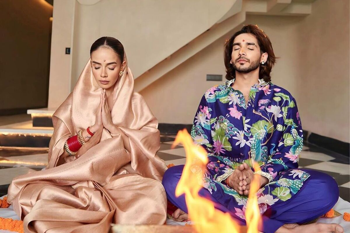 Komal Pandey & Siddharth Batra Buy House Together; Perform Puja