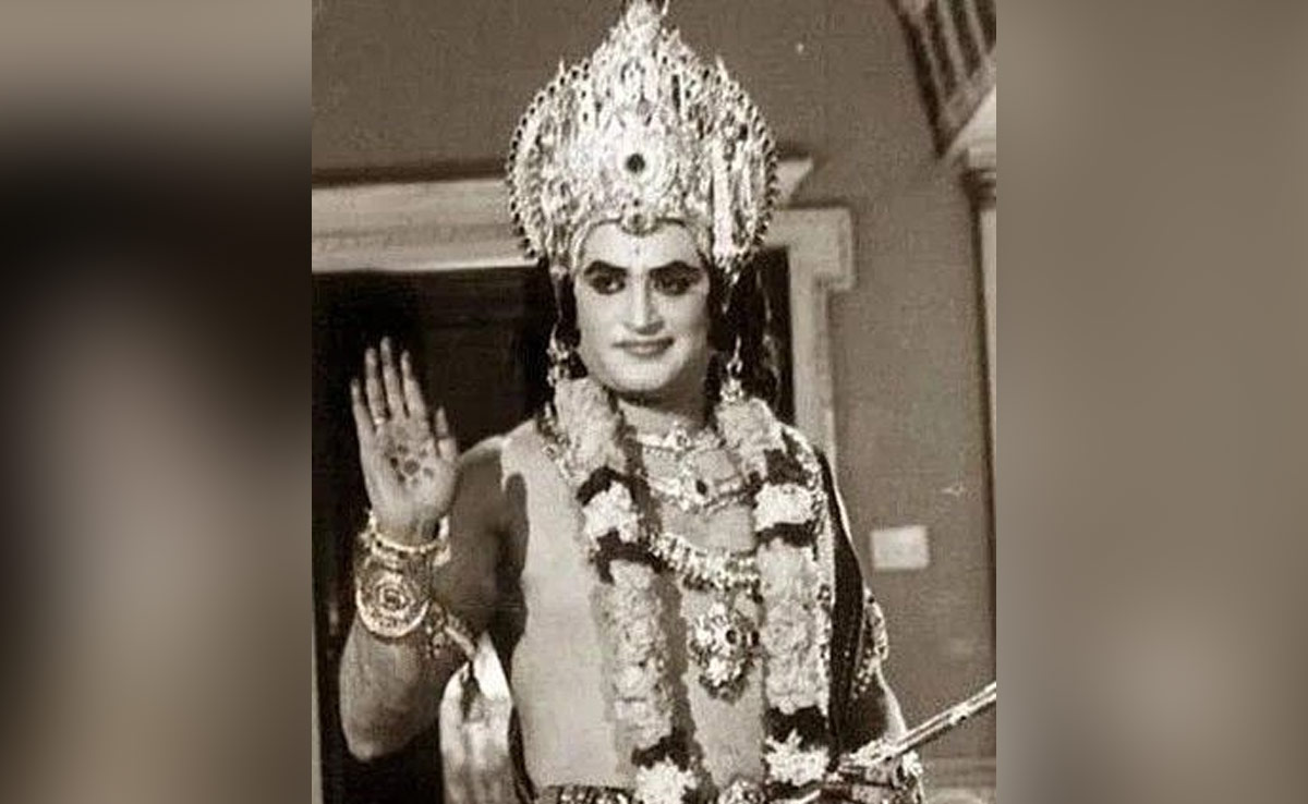 ज्यादा पैसे कमाने के लिए नौकरी के बाद बन जाता था कुली, दोस्त के चक्कर में चढ़ा एक्टिंग का भूत और बन गया सुपरस्टार