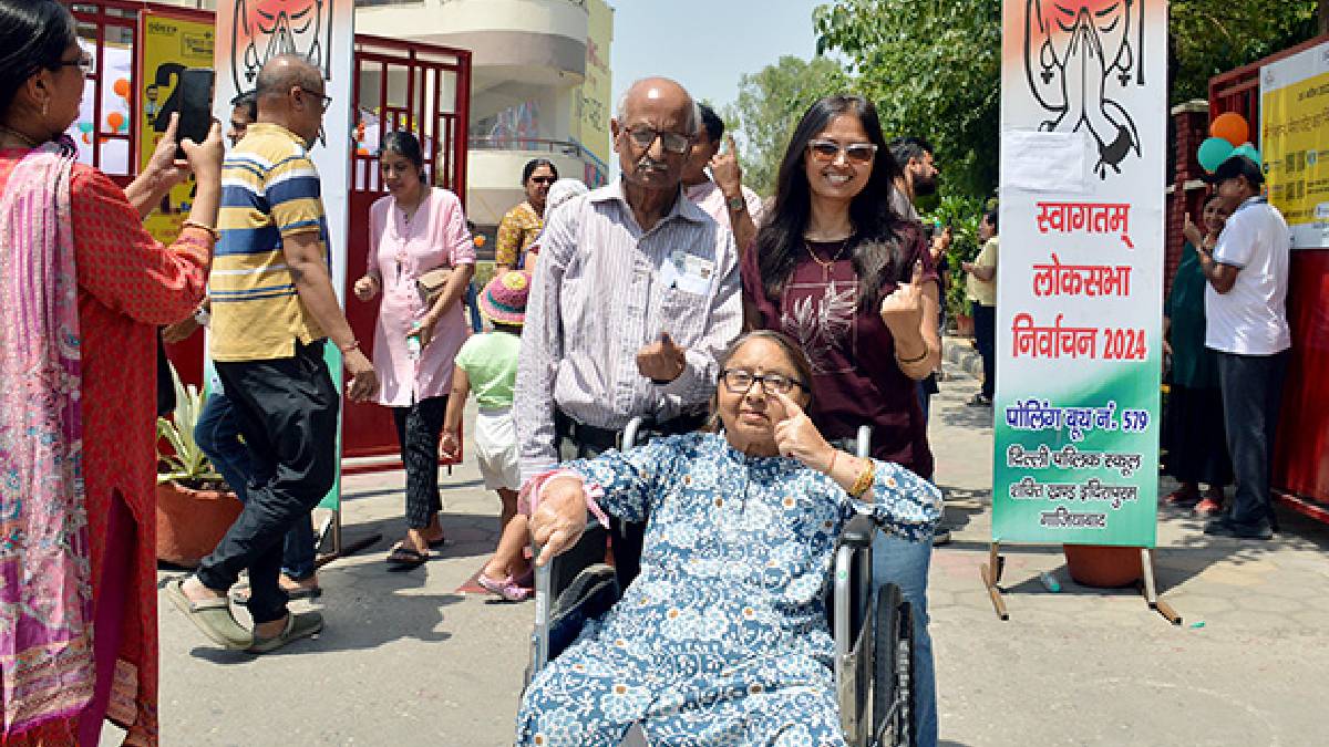 लोकसभा चुनाव 2024: बैलगाड़ी, व्हील चेयर समेत अन्य साधनों के जरिए मतदान केंद्रों तक पहुंचे लोग