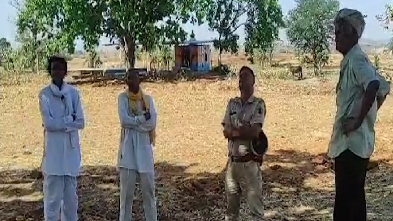 प्रतापगढ़: पेड़ से लटका मिला दामाद का शव, इसी पेड़ पर मिला था ससुर का शव