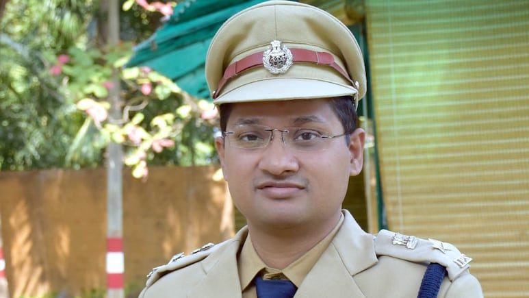 IPS Dr. Abhishek Pallava: इनके नाम से कांप उठते थे नक्सली, 500 से ज्यादा ने डाल दिए हथियार, जानें डॉक्टर से कैसे बने थे अफसर