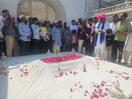 लोकसभेचं तिकीट जाहीर होताच वंचितचे उमेदवार दर्शनासाठी औरंगजेबाच्या कबरीवर!  