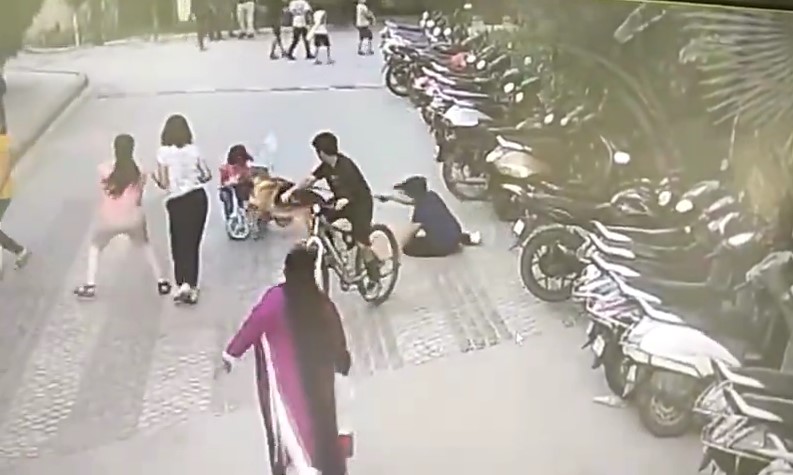 Video: German Shepherd Bites 6-Year-Old At Ghaziabad Housing Complex Video: German Shepherd Bites 6-Year-Old At Ghaziabad Housing Complex