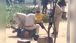 पैर पकड़कर गिड़गिड़ाता रहा मासूम, फिर भी CA पिता को पिटती रही पुलिस... खाकी की बेरहमी का वीडियो वायरल