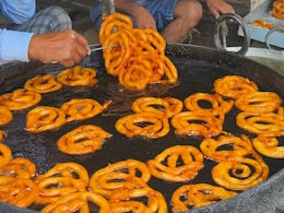 कुरकुरे रस भरे जलेबाओं को देखते ही ललचा जाता है मन, सऊदी अरब में है इसकी खूब डिमांड कुरकुरे रस भरे जलेबाओं को देखते ही ललचा जाता है मन, सऊदी अरब में है इसकी खूब डिमांड