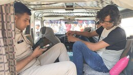Rajasthan News: टीचर ने प्रिंसिपल को पीटा, टेबल पलटा और फेंकने लगा सामान, गांव वालों ने स्कूल के मेन गेट पर लगा दिया ताला
