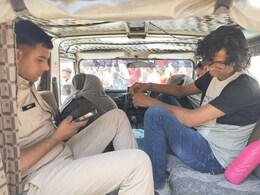 Rajasthan News: टीचर ने प्रिंसिपल को पीटा, टेबल पलटा और फेंकने लगा सामान, गांव वालों ने स्कूल के मेन गेट पर लगा दिया ताला Rajasthan News: टीचर ने प्रिंसिपल को पीटा, टेबल पलटा और फेंकने लगा सामान, गांव वालों ने स्कूल के मेन गेट पर लगा दिया ताला