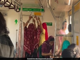 लेडीज संगीत हो रहा है... दिल्ली मेट्रो में गाना गाती-नाचती दिखीं महिलाएं, Video देख लोगों ने की सख्त कार्रवाई की मांग लेडीज संगीत हो रहा है... दिल्ली मेट्रो में गाना गाती-नाचती दिखीं महिलाएं, Video देख लोगों ने की सख्त कार्रवाई की मांग