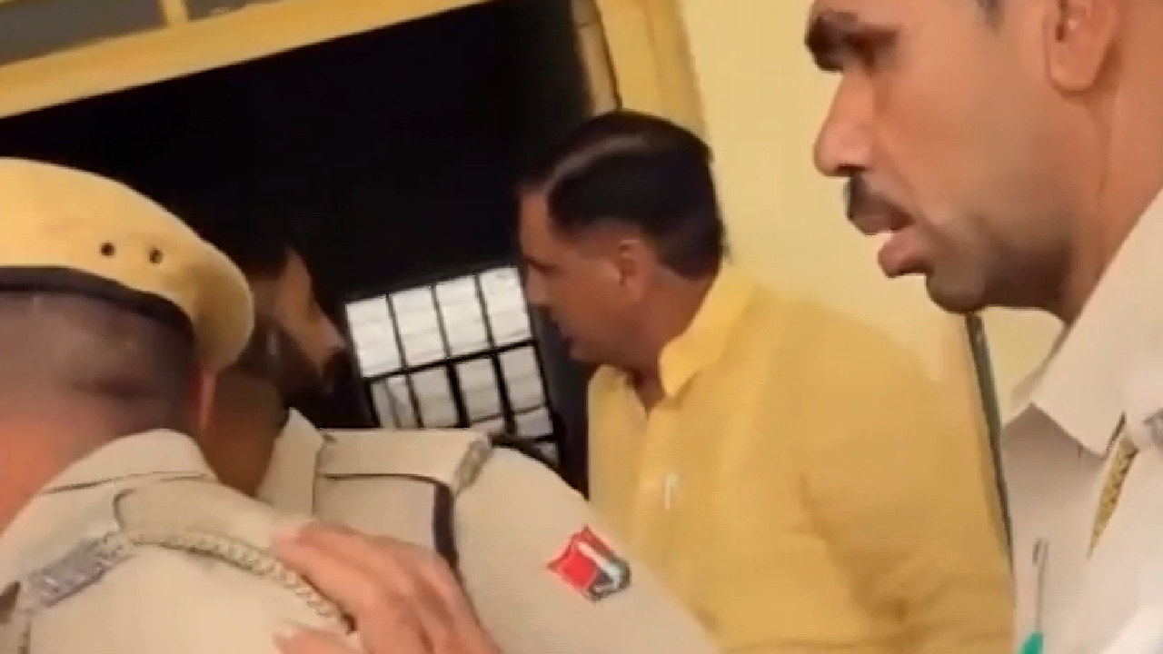 बूथ पर धमकी देते हुए कैमरे में कैद हुए विधायक हरलाल !