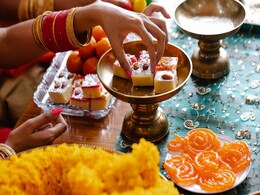 भगवान को लगाते हैं भोग तो इतनी देर से ज्यादा ना रखें प्रसाद, जानें इससे जुड़े नियम भगवान को लगाते हैं भोग तो इतनी देर से ज्यादा ना रखें प्रसाद, जानें इससे जुड़े नियम