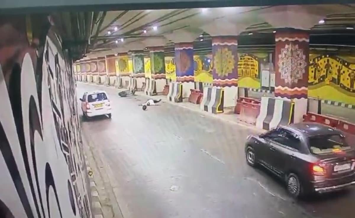 Video : दिल्ली के प्रगति मैदान टनल में हुआ सड़क हादसा, सब इंस्पेक्टर की हुई मौत