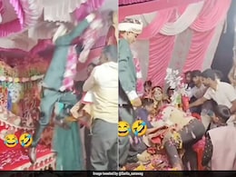 वरमाला के दौरान दुल्हन को गोद में उठाकर खड़े हो गए लोग, तो माला पहनाने के लिए दूल्हे ने लगा दी छलांग, फिर जो हुआ वरमाला के दौरान दुल्हन को गोद में उठाकर खड़े हो गए लोग, तो माला पहनाने के लिए दूल्हे ने लगा दी छलांग, फिर जो हुआ
