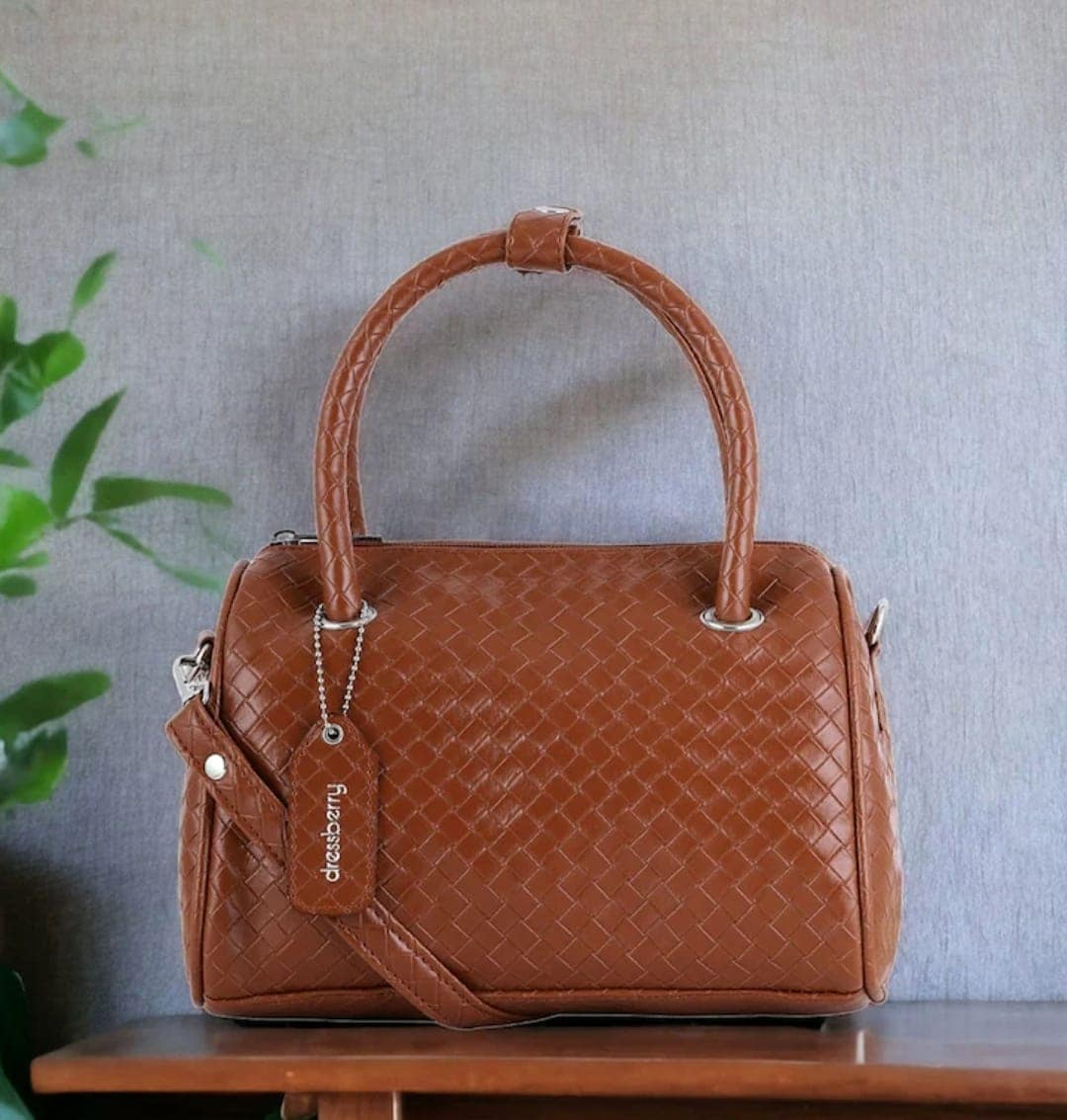 Best Deals On Branded Handbags, Wallets From Myntra