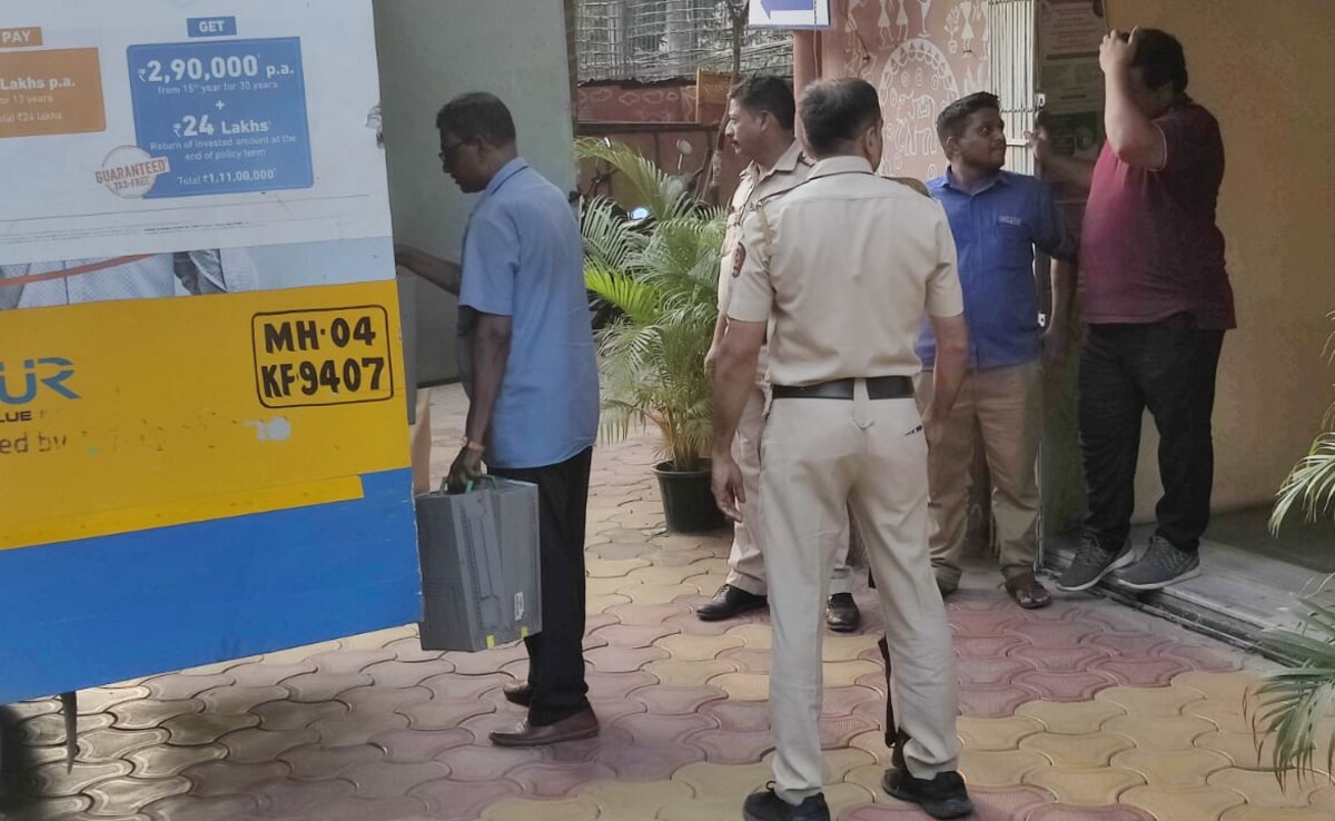 Mumbai : नाकाबंदी के दौरान पुलिस ने पकड़ी 3 करोड़ की नकदी, ड्राइवर और गार्ड से की पूछताछ