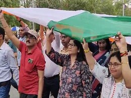 Lok Sabha Election 2024: मतदाताओं को जागरूक करने के लिए निकाली गई "पांच सौ मीटर लंबे तिरंगे" की पद यात्रा Lok Sabha Election 2024: मतदाताओं को जागरूक करने के लिए निकाली गई "पांच सौ मीटर लंबे तिरंगे" की पद यात्रा