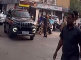 जीवे मारण्याच्या धमकीनंतर सलमान खान पहिल्यांदाच घराबाहेर, बंदोबस्त किती? Watch Video जीवे मारण्याच्या धमकीनंतर सलमान खान पहिल्यांदाच घराबाहेर, बंदोबस्त किती? Watch Video