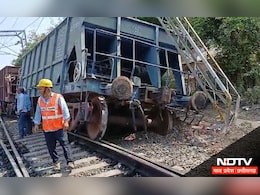 Derail: खंडवा में रेल हादसा, बगैर इंजन 200 मीटर दौड़े 5 डिब्बे, रेल ट्रैफिक बाधित होने से यात्री परेशान Derail: खंडवा में रेल हादसा, बगैर इंजन 200 मीटर दौड़े 5 डिब्बे, रेल ट्रैफिक बाधित होने से यात्री परेशान
