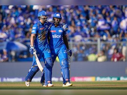 MI vs DC: रोमारियो शैफर्ड ने कैपिटल्स पर किया यह "प्रचंड प्रहार", कहीं डूब न जाए टीम पंत