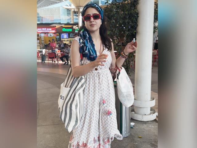 "How Was The Goa Trip," Paps Asked Sara. She Replied With A Smile