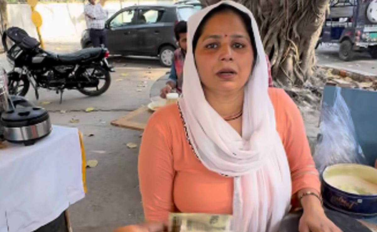 सड़क पर ठेला लगाने वाली महिला से शख्स ने 2 हज़ार रुपये का खाना पैक करने के लिए कहा, तो जवाब सुन...