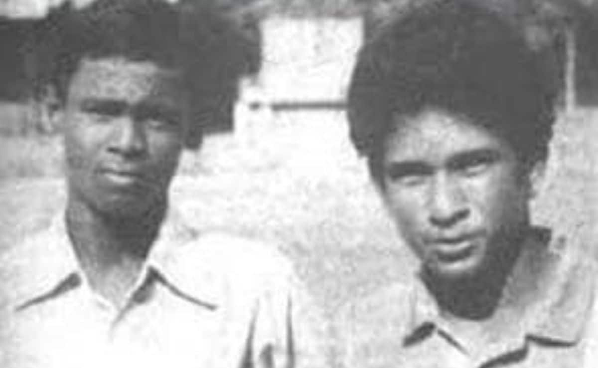 सचिन तेंडुलकर आणि विनोद कांबळीनं शालेय क्रिकेटमध्ये विक्रमी पार्टरनरशिप केली होती. सचिन तेंडुलकर आणि विनोद कांबळीनं शालेय क्रिकेटमध्ये विक्रमी पार्टरनरशिप केली होती.